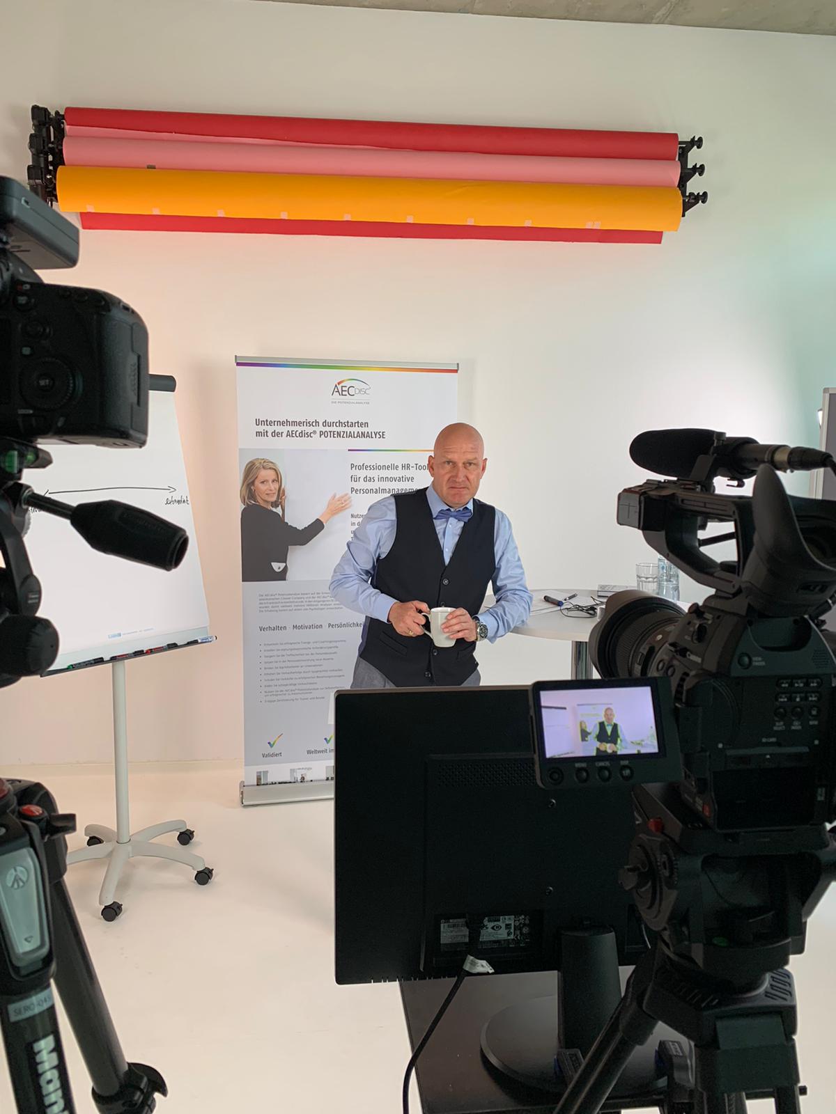 Dirk Thiemann im Studio zur Aufnahme eines Videos für das Tool der Persönlichkeitsanalyse AECdisc®